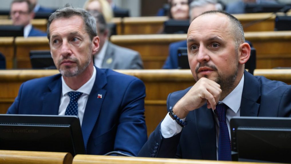 Na snímke opoziční poslanci zľava Milan Majerský a František Majerský.