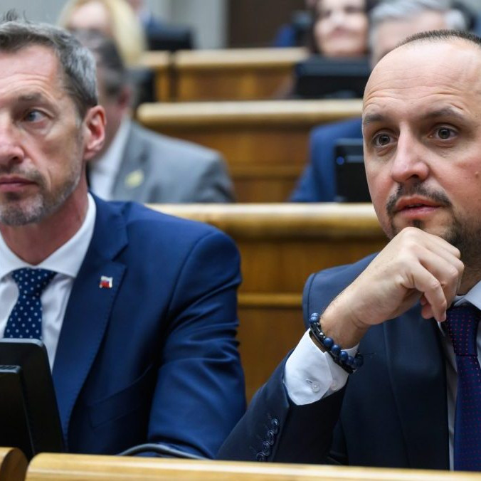 Na snímke opoziční poslanci zľava Milan Majerský a František Majerský.