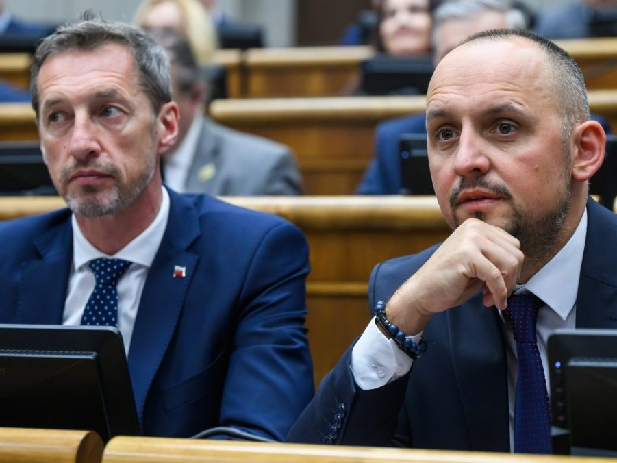 Na snímke opoziční poslanci zľava Milan Majerský a František Majerský.