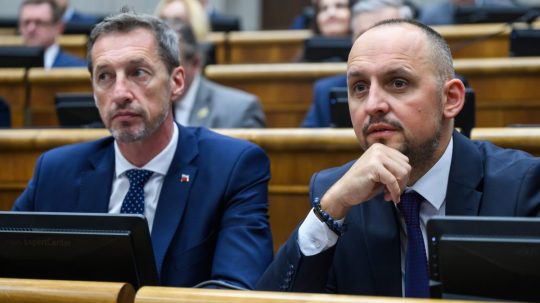 Na snímke opoziční poslanci zľava Milan Majerský a František Majerský.