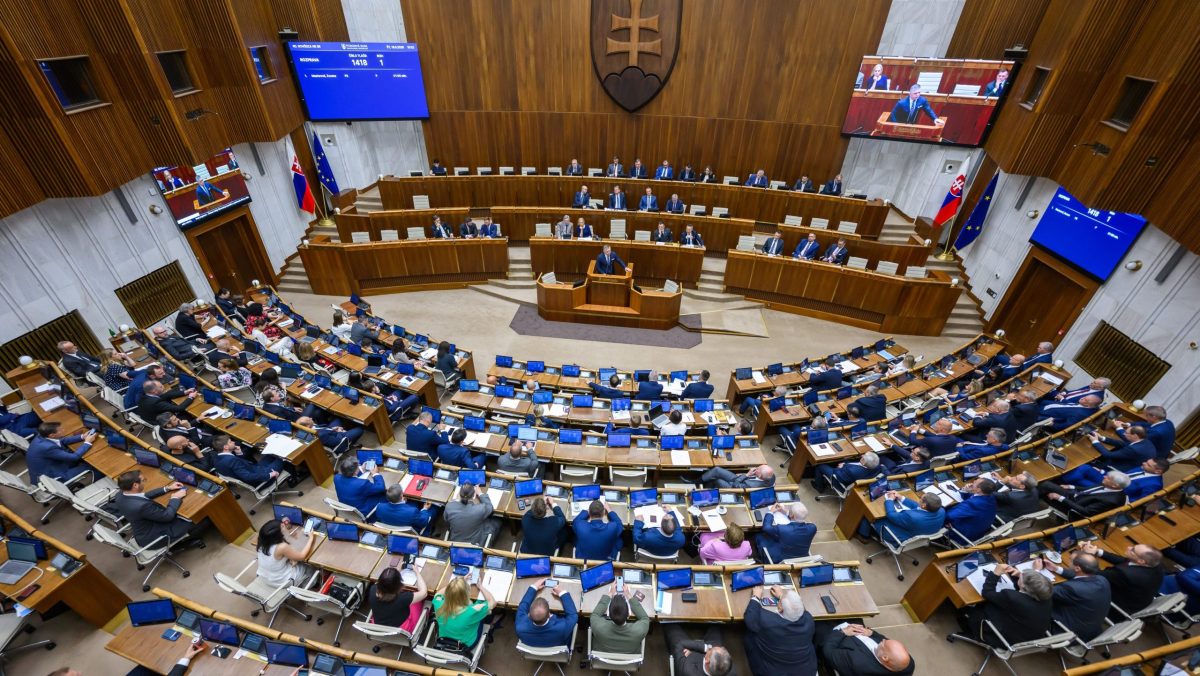 Prieskum IPSOS: Na čele zost&aacute;va PS tesne pred Smerom, najv&auml;č&scaron;&iacute; prepad zaznamenal Hlas-SD