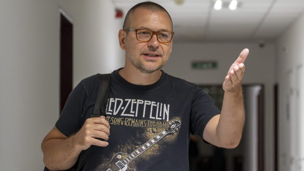Svedok Peter Tóth prichádza na výsluch.