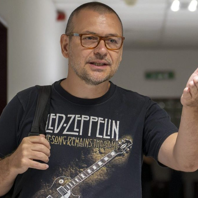 Svedok Peter Tóth prichádza na výsluch.