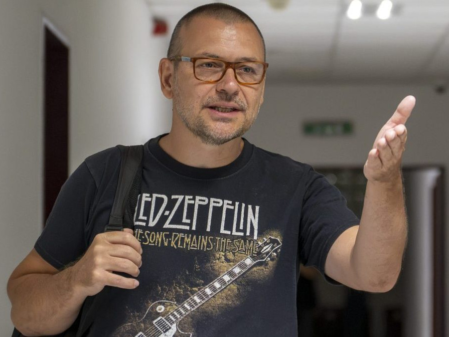 Svedok Peter Tóth prichádza na výsluch.