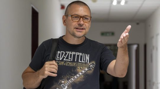 Svedok Peter Tóth prichádza na výsluch.