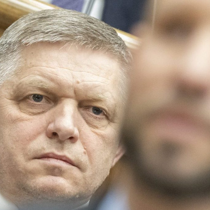 V pozadí premiér Robert Fico a v popredí šéf PS Michal Šimečka.