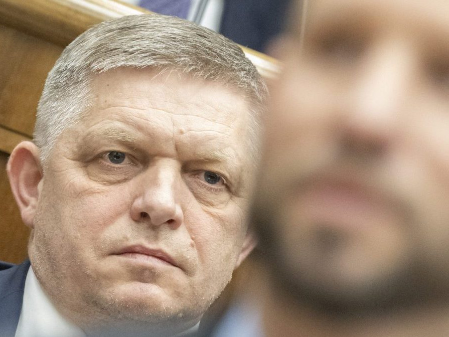 V pozadí premiér Robert Fico a v popredí šéf PS Michal Šimečka.