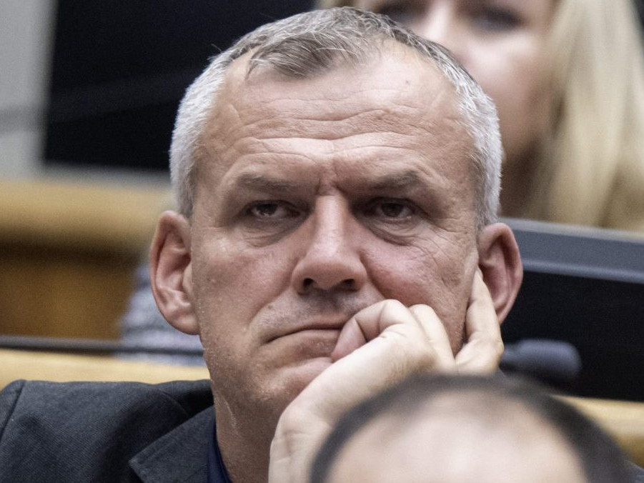 Nezaradený poslanec Roman Malatinec.