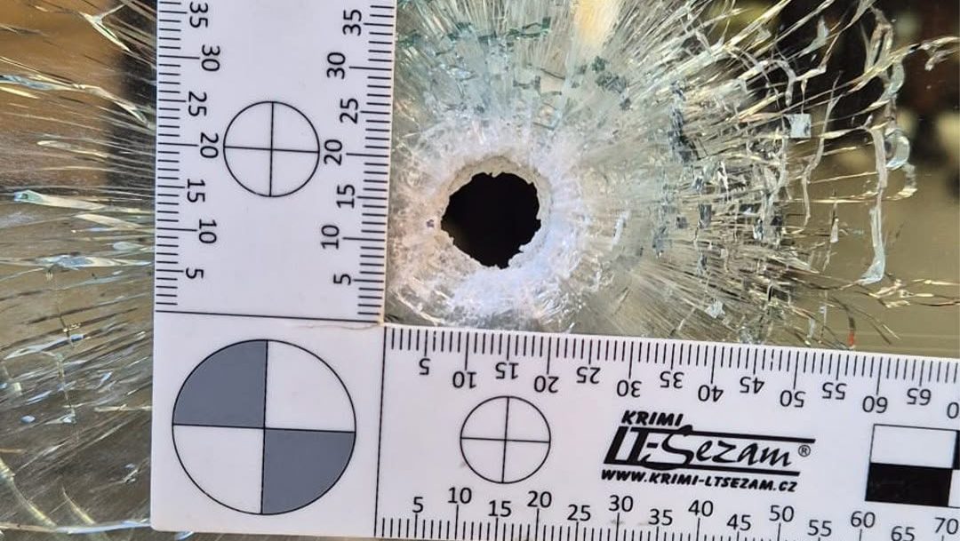 V Trenč&iacute;ne na čerpacej stanici nezn&aacute;my p&aacute;chateľ vystrelil do vchodov&yacute;ch dver&iacute;. Pol&iacute;cia po ňom intenz&iacute;vne p&aacute;tra