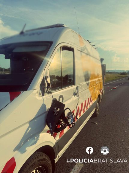 N&aacute;kladn&eacute; auto narazilo do diaľničnej patroly.