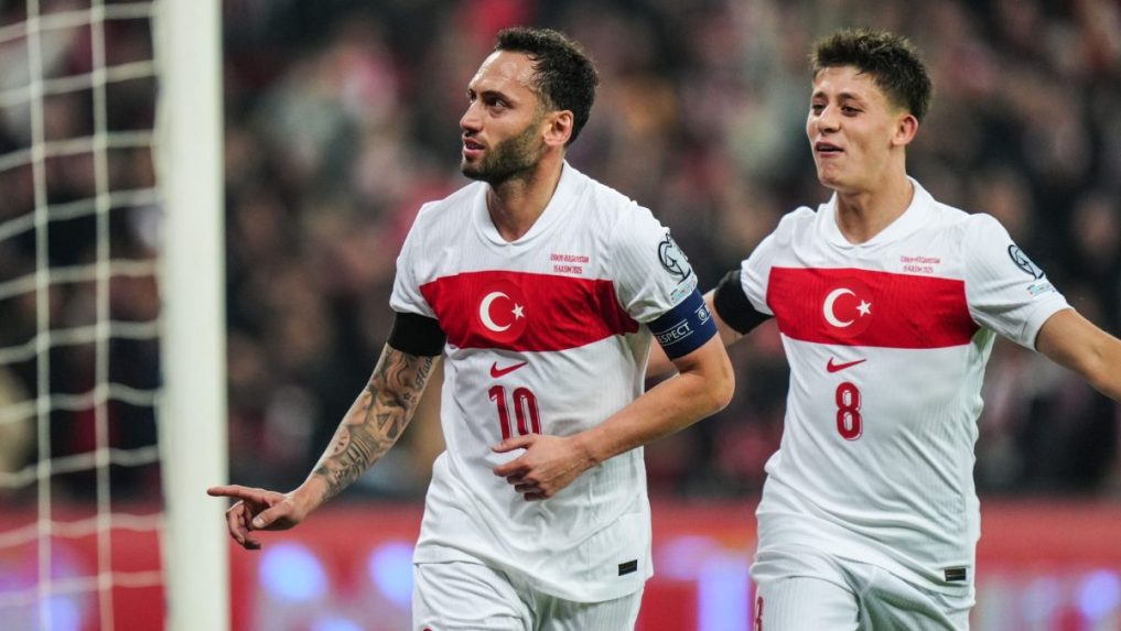 Futbalisti Turecka Hakan Calhanoglu a Arda G&uuml;ler sa te&scaron;ia z g&oacute;lu.