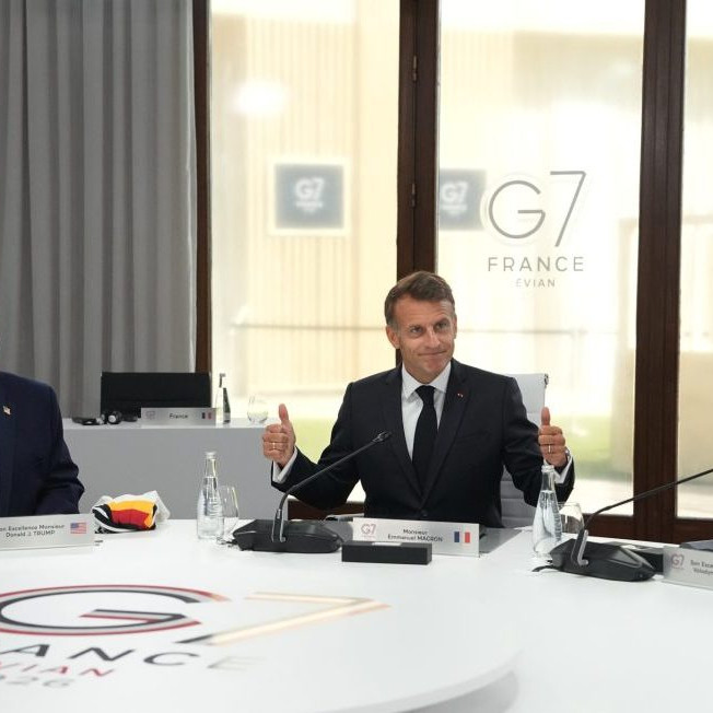 Na snímke zľava americký prezident Donald Trump, francúzsky prezident Emmanuel Macron a ukrajinský prezident Volodymyr Zelenskyj.