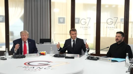 Na snímke zľava americký prezident Donald Trump, francúzsky prezident Emmanuel Macron a ukrajinský prezident Volodymyr Zelenskyj.