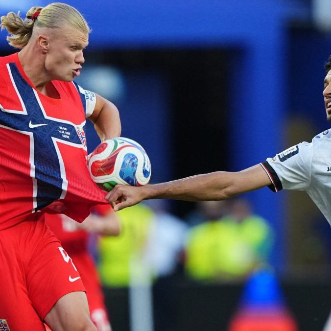 Erling Haaland a Zaid Tahseen.