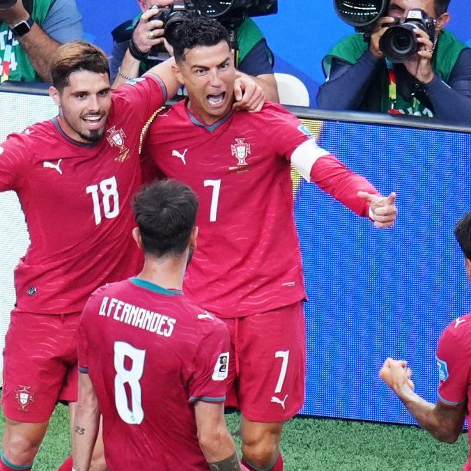 Futbalisti Portugalska oslavujú gól.