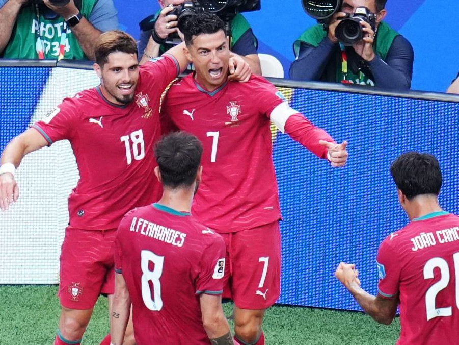 Futbalisti Portugalska oslavujú gól.