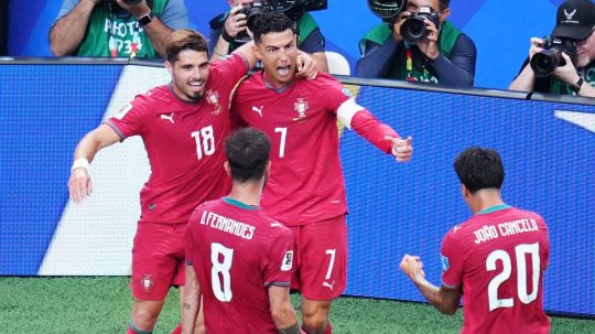 Futbalisti Portugalska oslavujú gól.