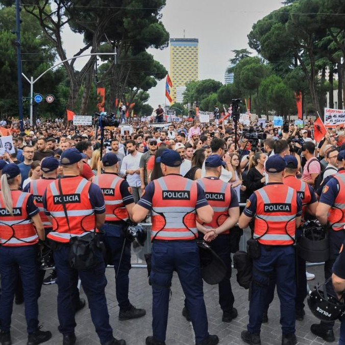 Na snímke protest v Albánsku.