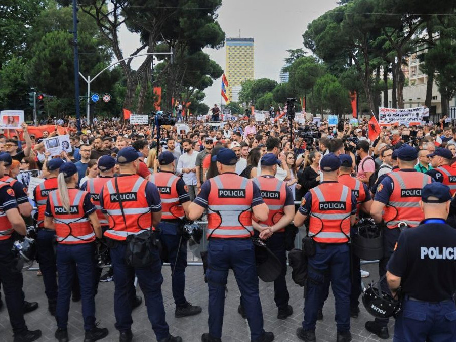 Na snímke protest v Albánsku.