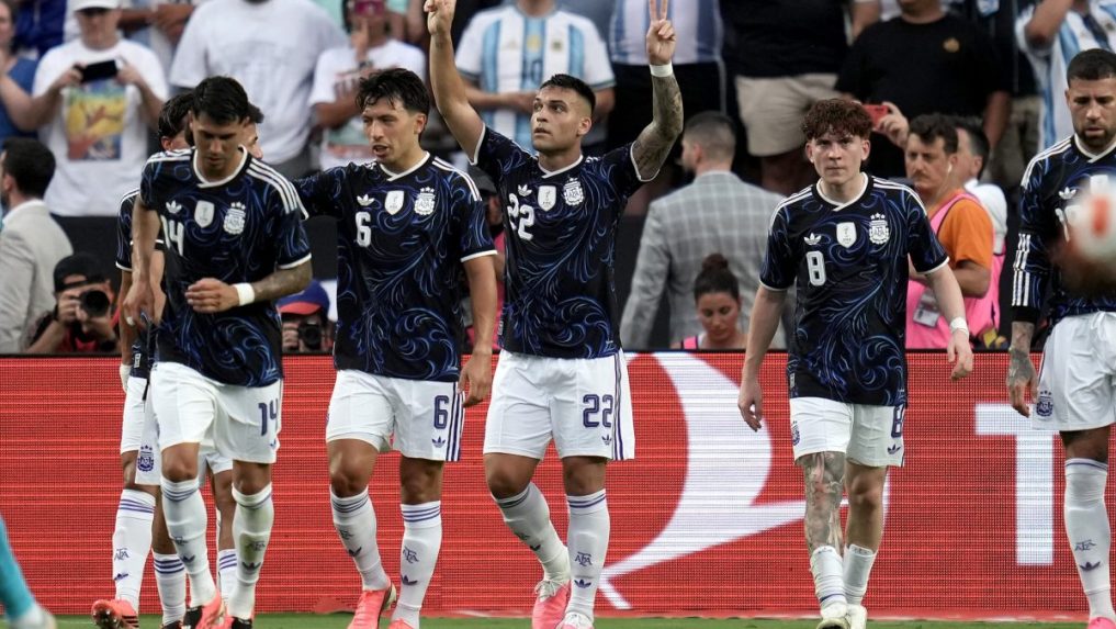 Hráči Argentíny oslavujú gól v prípravnom zápase pred MS 2026.