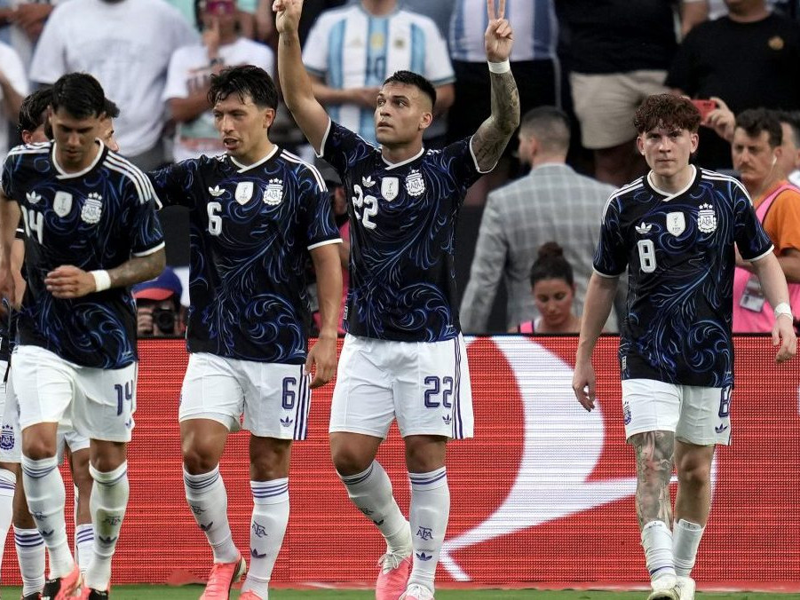 Hráči Argentíny oslavujú gól v prípravnom zápase pred MS 2026.