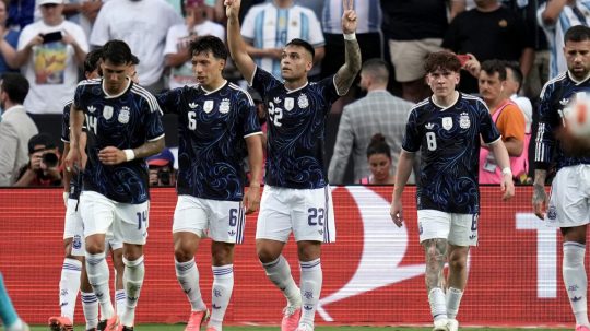 Hráči Argentíny oslavujú gól v prípravnom zápase pred MS 2026.
