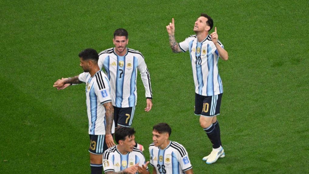 Lionel Messi oslavuje svoj rekordn&yacute; g&oacute;l.