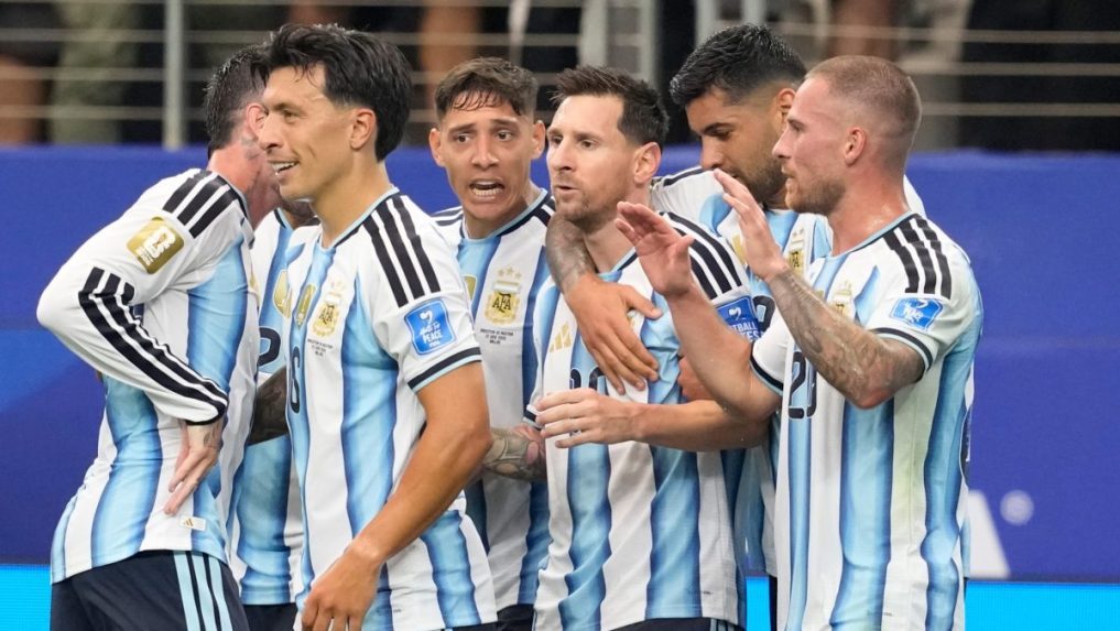 Futbalista Argentíny Lionel Messi sa so spoluhráčmi raduje z gólu.