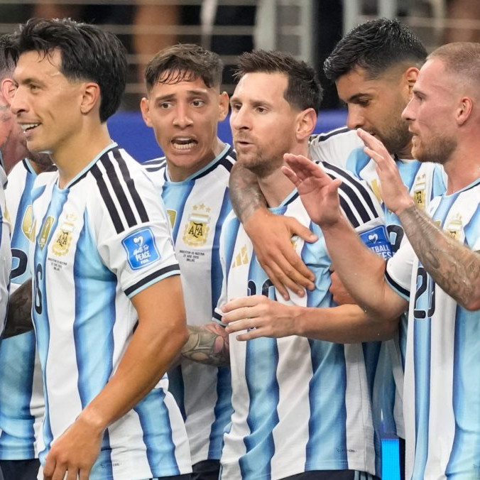 Futbalista Argentíny Lionel Messi sa so spoluhráčmi raduje z gólu.