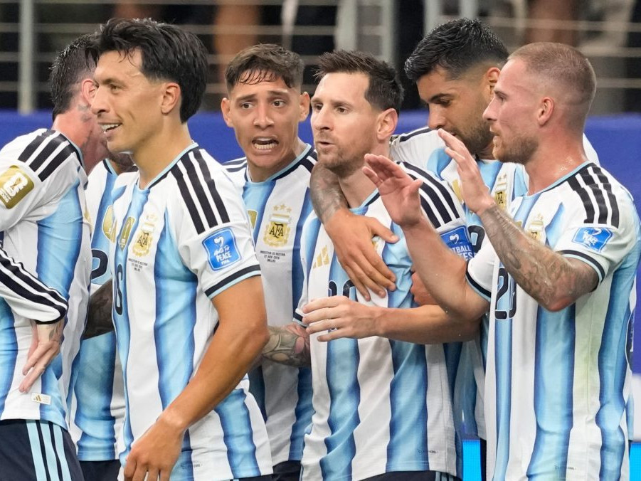 Futbalista Argentíny Lionel Messi sa so spoluhráčmi raduje z gólu.