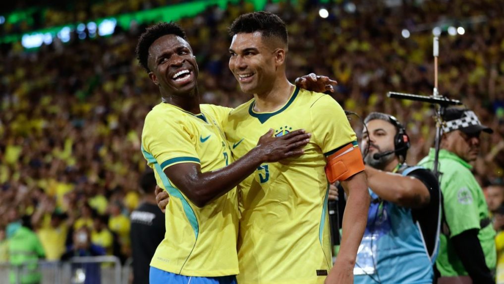 Futbalisti Brazílie Casemiro a Vinicius Junior sa radujú z gólu.