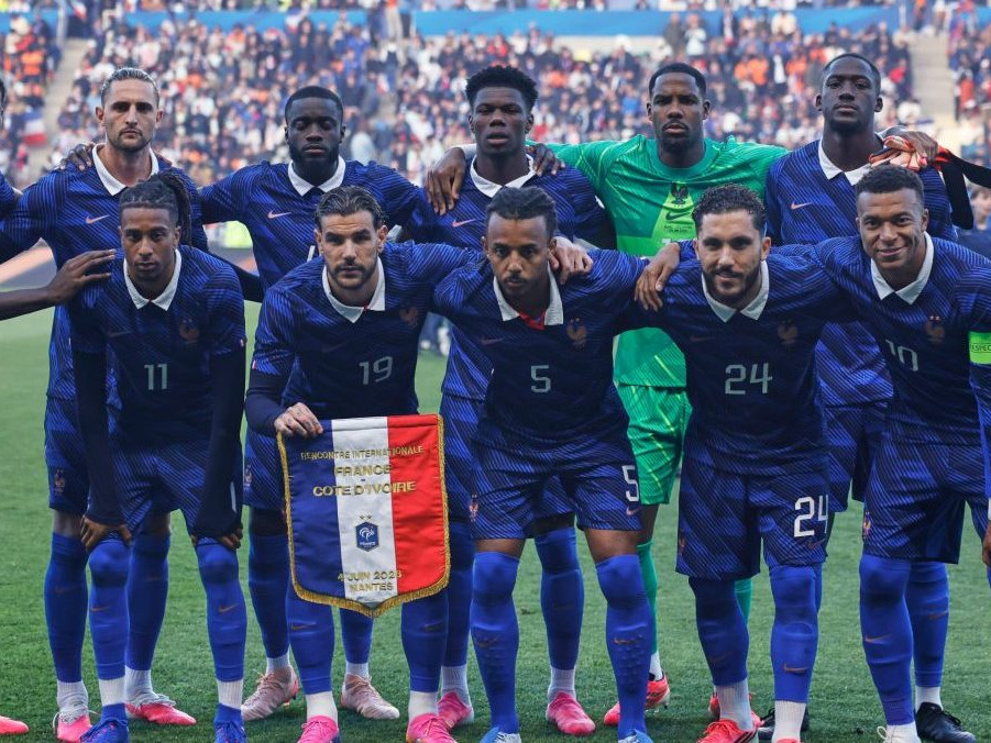 Futbalisti Francúzska pózujú pred prípravným duelom pred MS 2026.