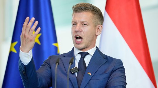 Péter Magyar: Maďarsko sa nemôže úplne vzdať energetických zdrojov z Ruska