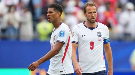 Angličania Jude Bellingham a Harry Kane.