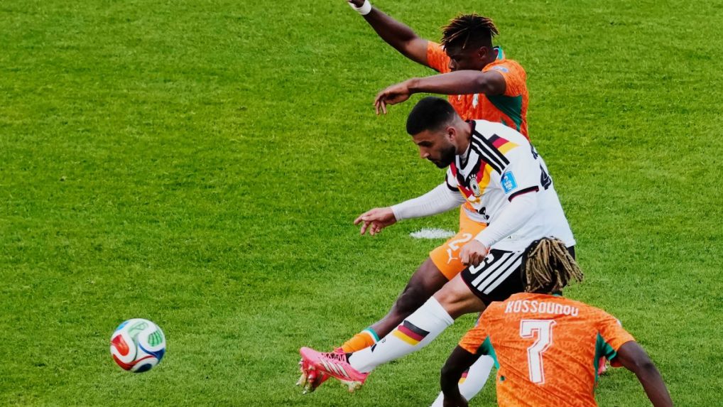 Nemeckí futbalista Deniz Undav medzi futbalistami Pobrežia Slonoviny.