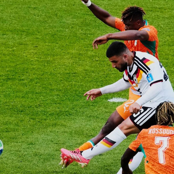 Nemeckí futbalista Deniz Undav medzi futbalistami Pobrežia Slonoviny.