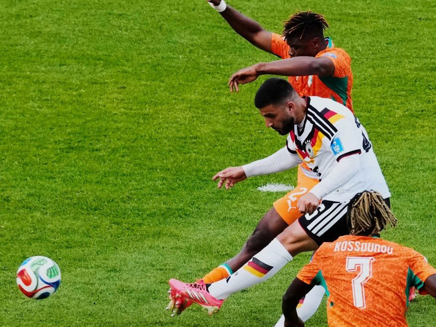 Nemeckí futbalista Deniz Undav medzi futbalistami Pobrežia Slonoviny.