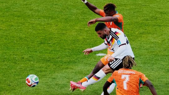 Nemeckí futbalista Deniz Undav medzi futbalistami Pobrežia Slonoviny.
