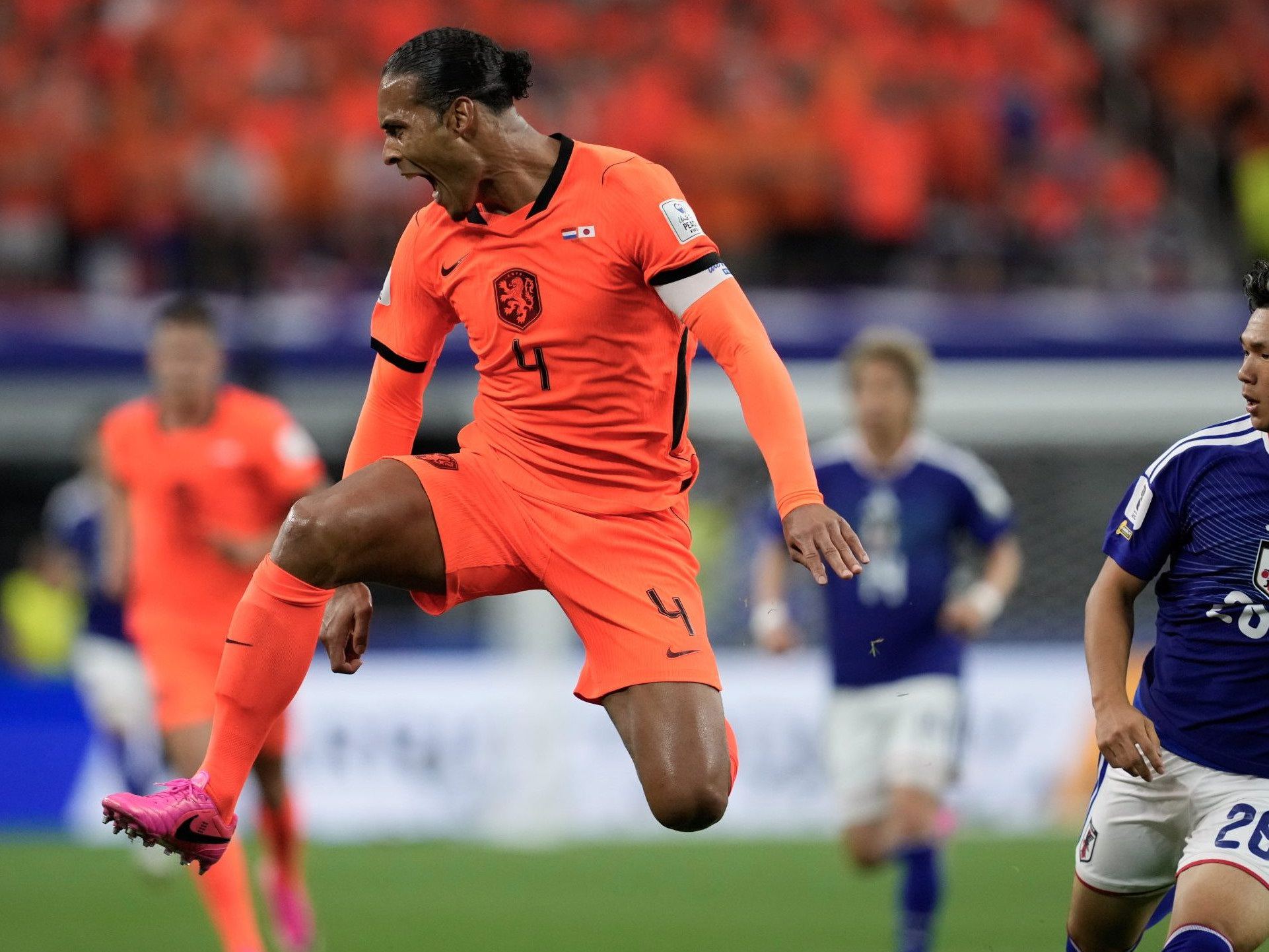 Virgil van Dijk v zápas Holandsko - Japonsko.