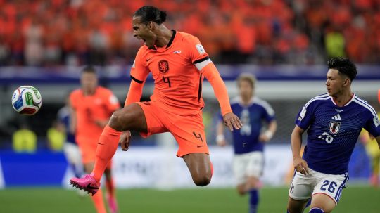 Virgil van Dijk v zápas Holandsko - Japonsko.