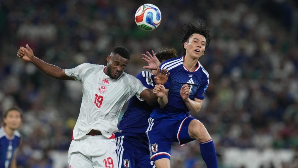 Futbalista Firas Chaouat a japonskí futbalista Ao Tanaka.
