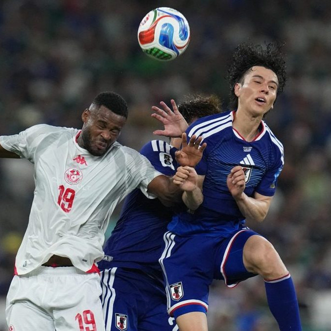 Futbalista Firas Chaouat a japonskí futbalista Ao Tanaka.