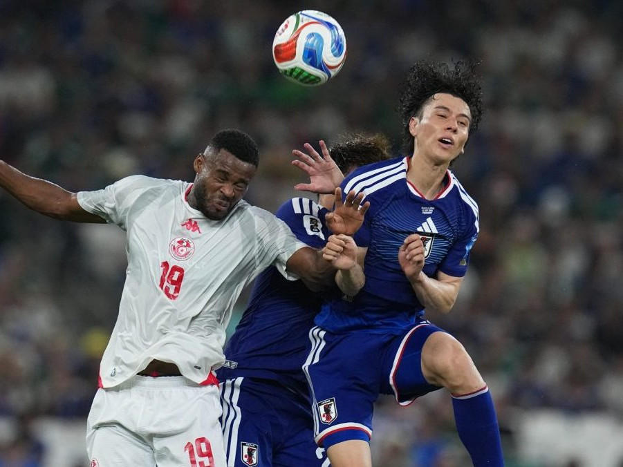 Futbalista Firas Chaouat a japonskí futbalista Ao Tanaka.
