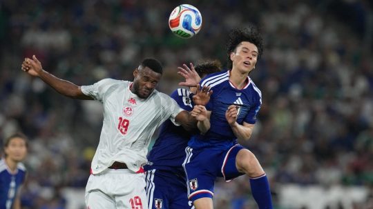 Futbalista Firas Chaouat a japonskí futbalista Ao Tanaka.