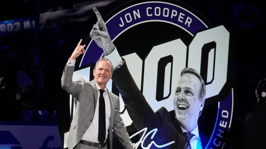 Na sn&iacute;mke Jon Cooper.