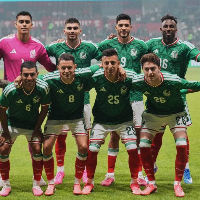Futbalisti základnej jedenástky Mexika pred prípravným zápasom pred MS 2026.