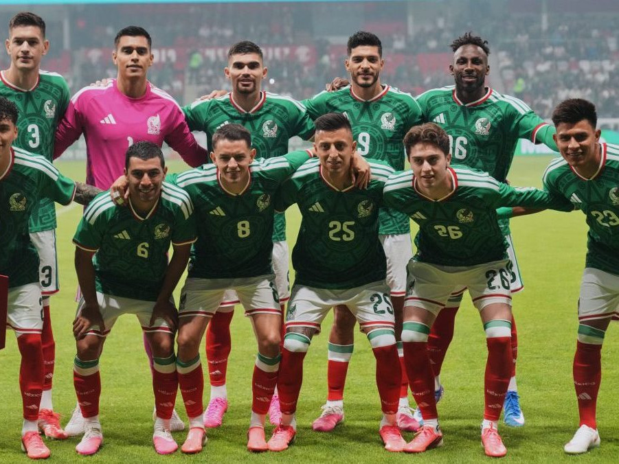 Futbalisti základnej jedenástky Mexika pred prípravným zápasom pred MS 2026.