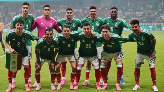 Futbalisti základnej jedenástky Mexika pred prípravným zápasom pred MS 2026.