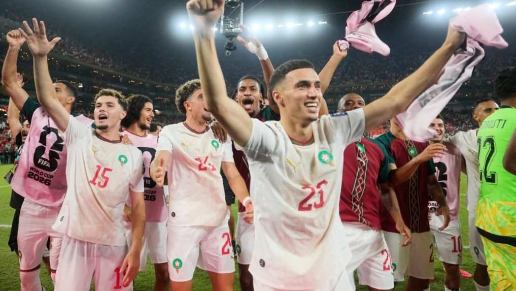 Marockí futbalisti sa tešia po zápase proti Holandsku.
