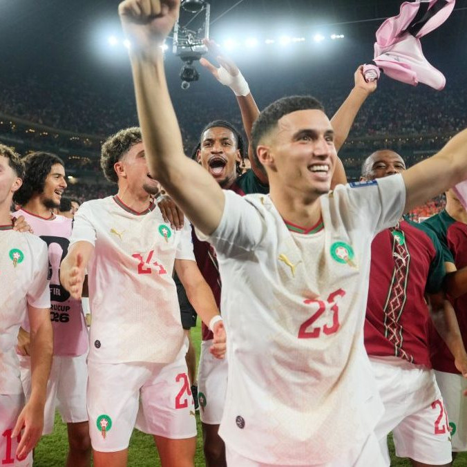 Marockí futbalisti sa tešia po zápase proti Holandsku.